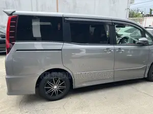 Toyota Noah 2017 Silver