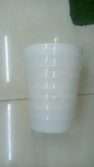 White Plastic Vase KSH 800