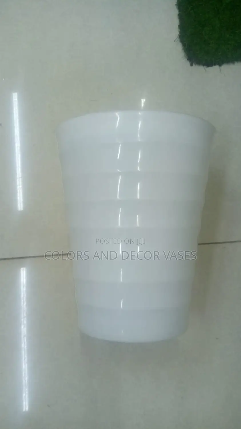 White Plastic Vase KSH 800