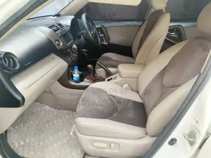 Toyota Vanguard 2010 White