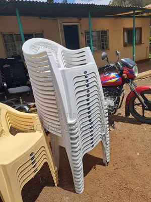 White Kenpoly Plastic Chair