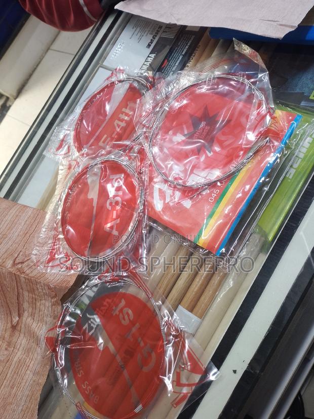 Fender 4 String Bass Guitar Strings - main view