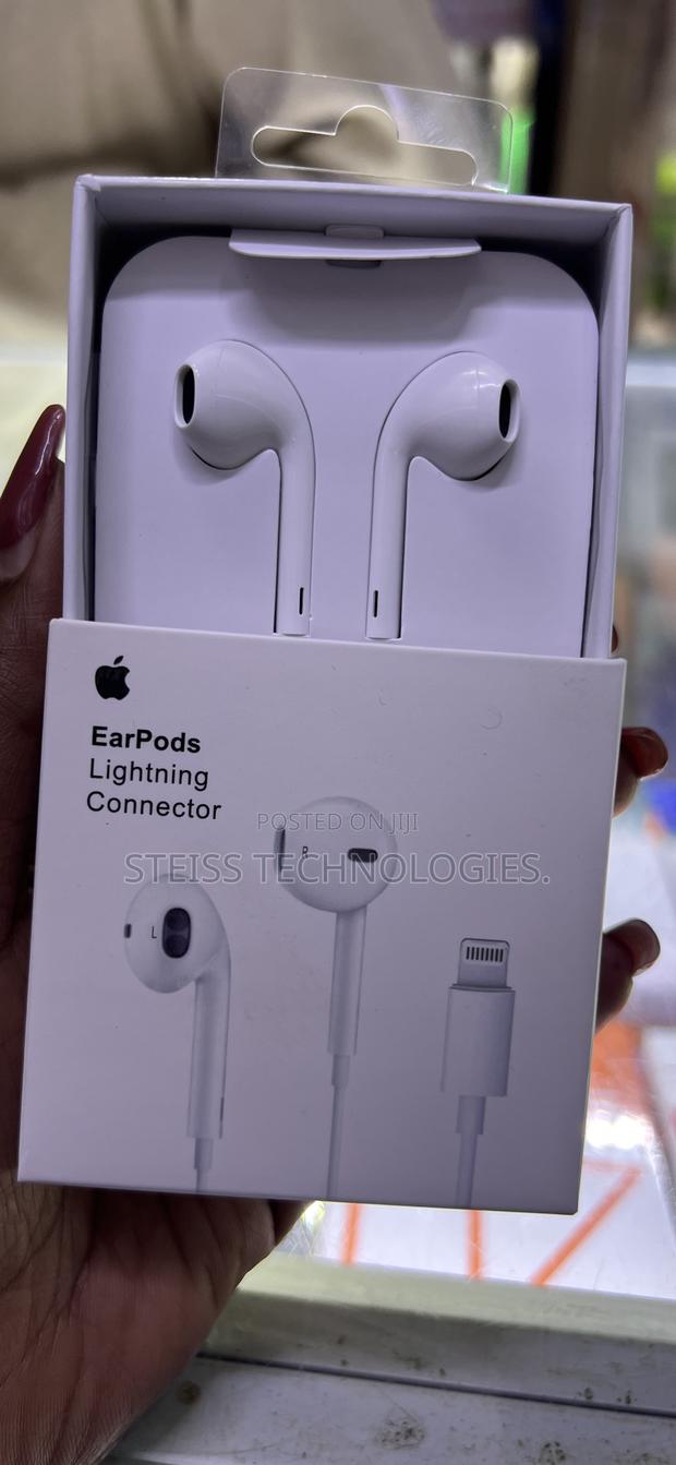 iPhone Lightning Wired Earphones. - thumbnail 2