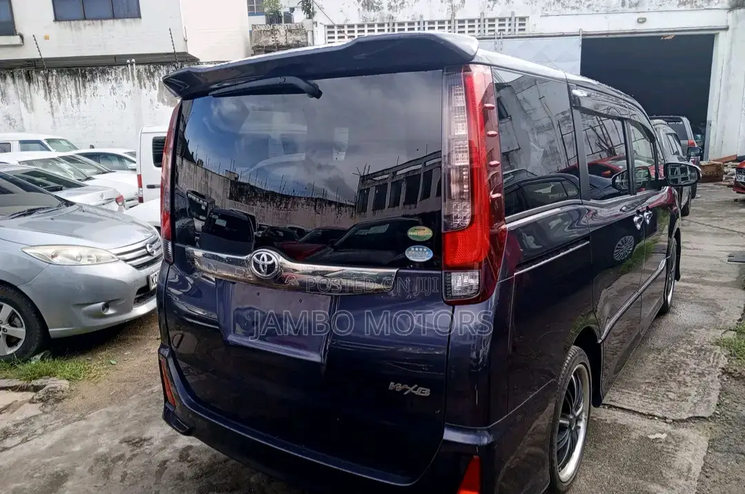 Toyota Noah 2.0 FWD (7 Seater) 2017 Blue