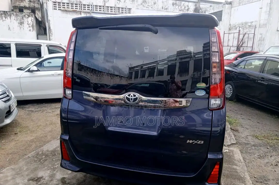 Toyota Noah 2.0 FWD (7 Seater) 2017 Blue