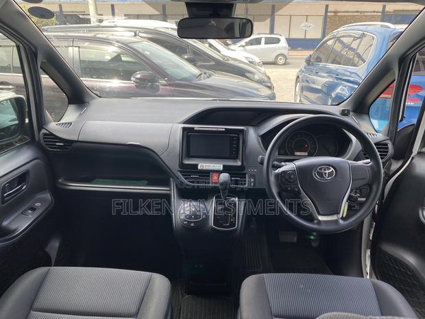 Toyota Voxy 2018 White - thumbnail 8