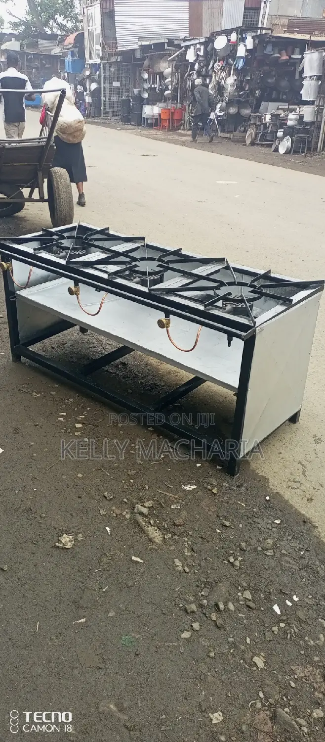 Closed Three Burner Gas Grill Jikos
