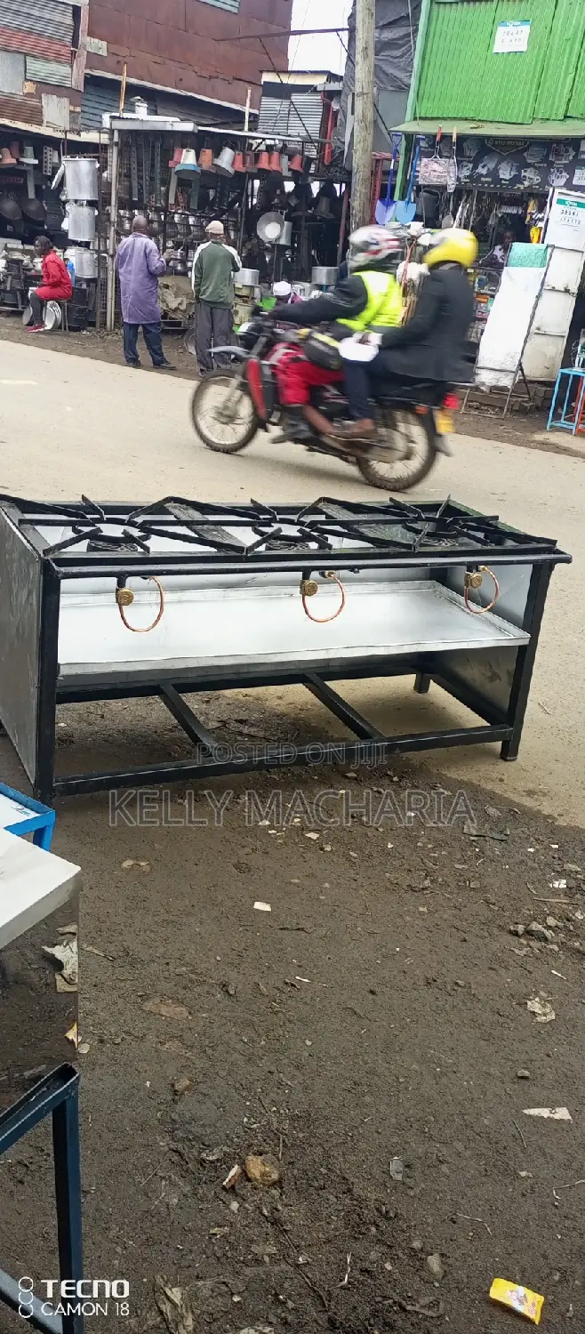Closed Three Burner Gas Grill Jikos