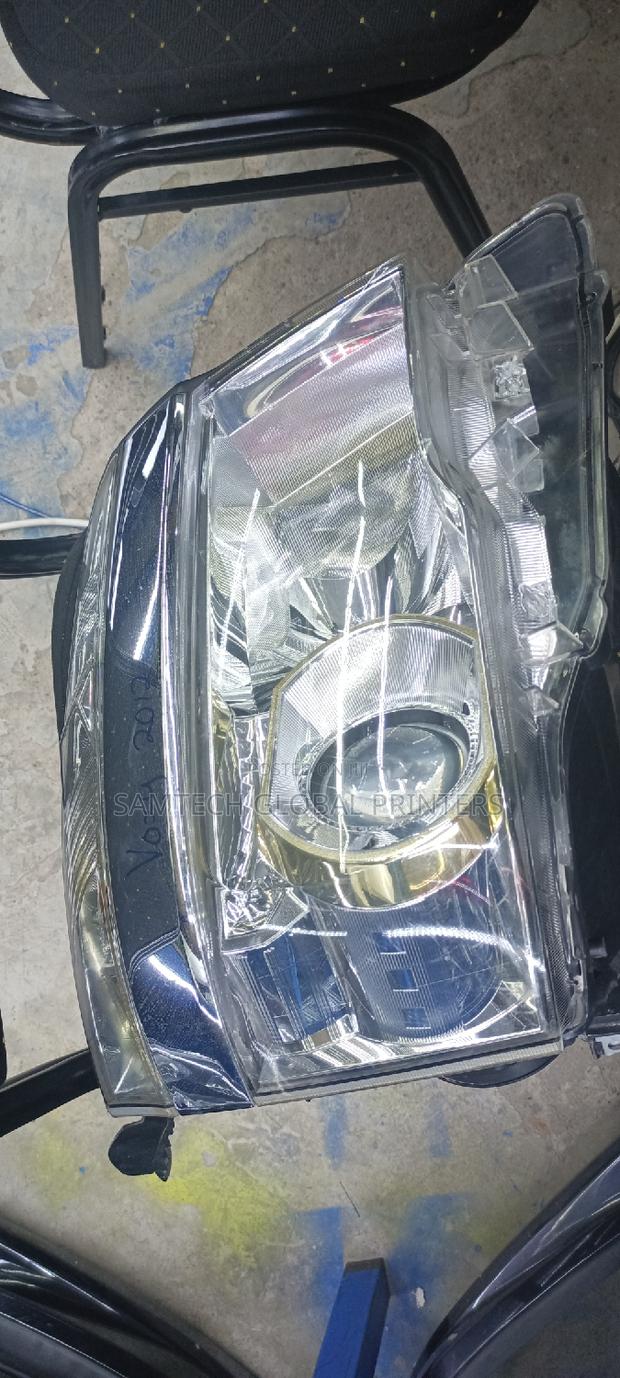 Extra Quality Voxy 2012 Headlight