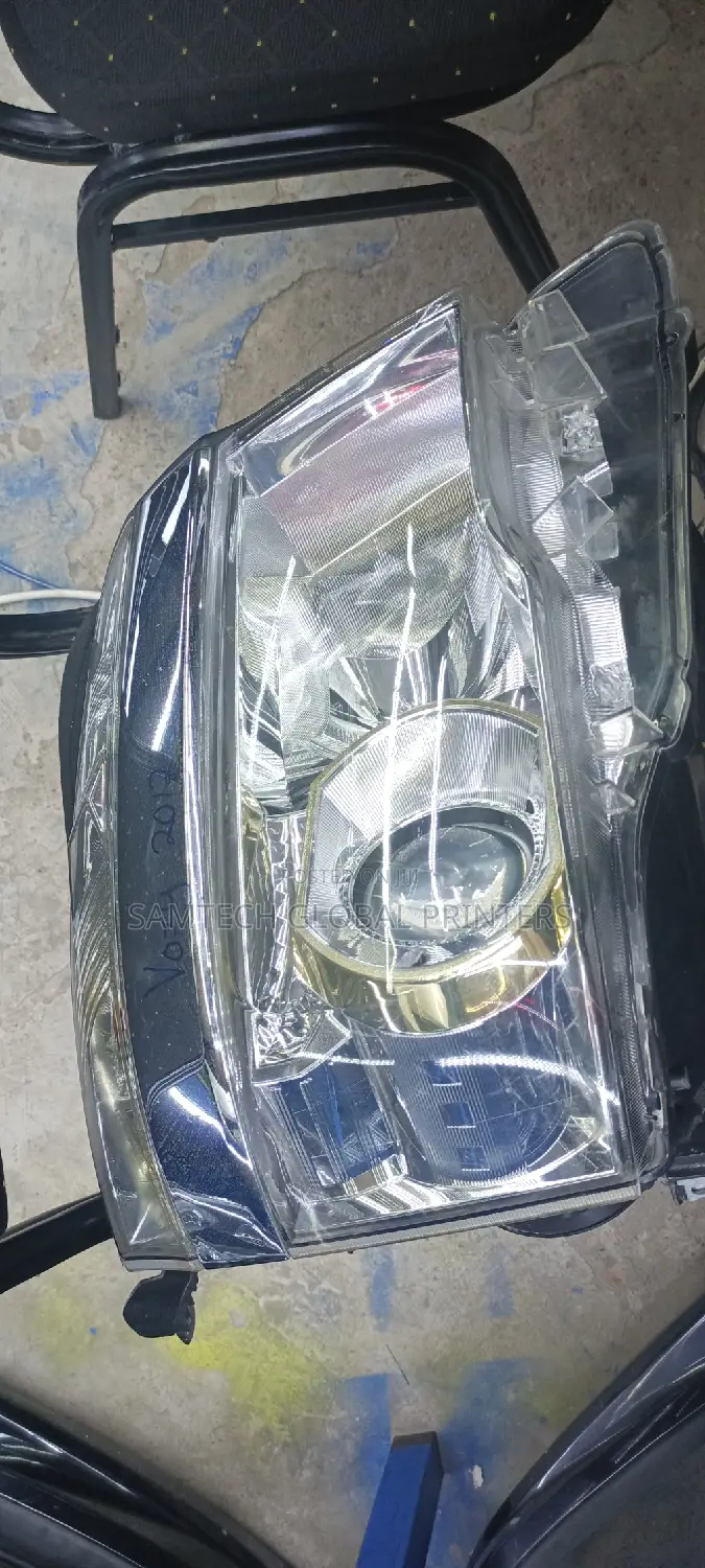 Extra Quality Voxy 2012 Headlight