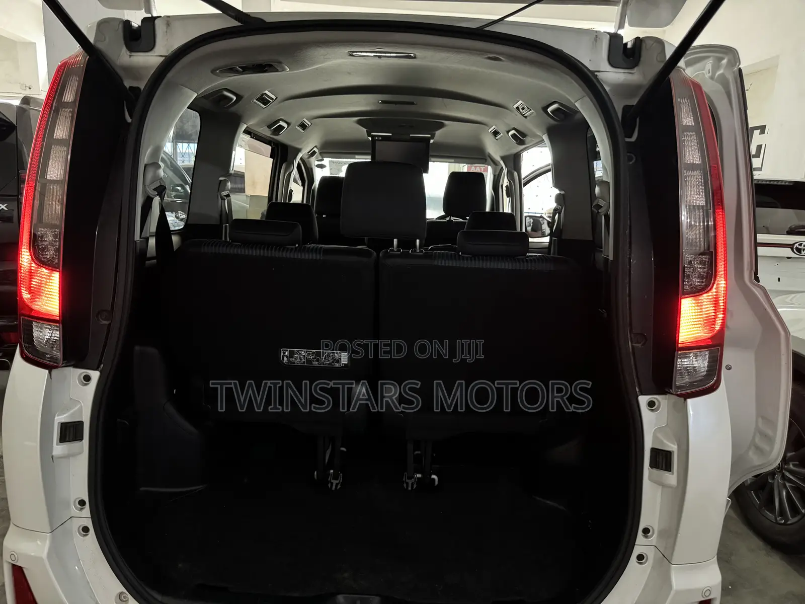 Toyota Noah 2.0 FWD (8 Seater) 2017 White