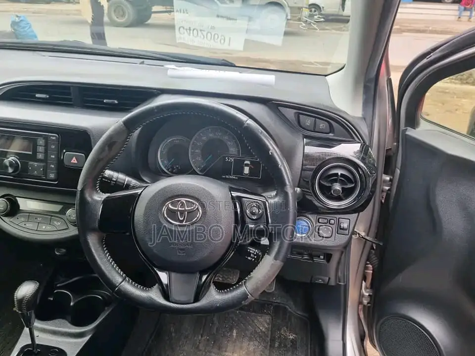 Toyota Vitz 1.5 FWD Hybrid 5dr 2017 Gold