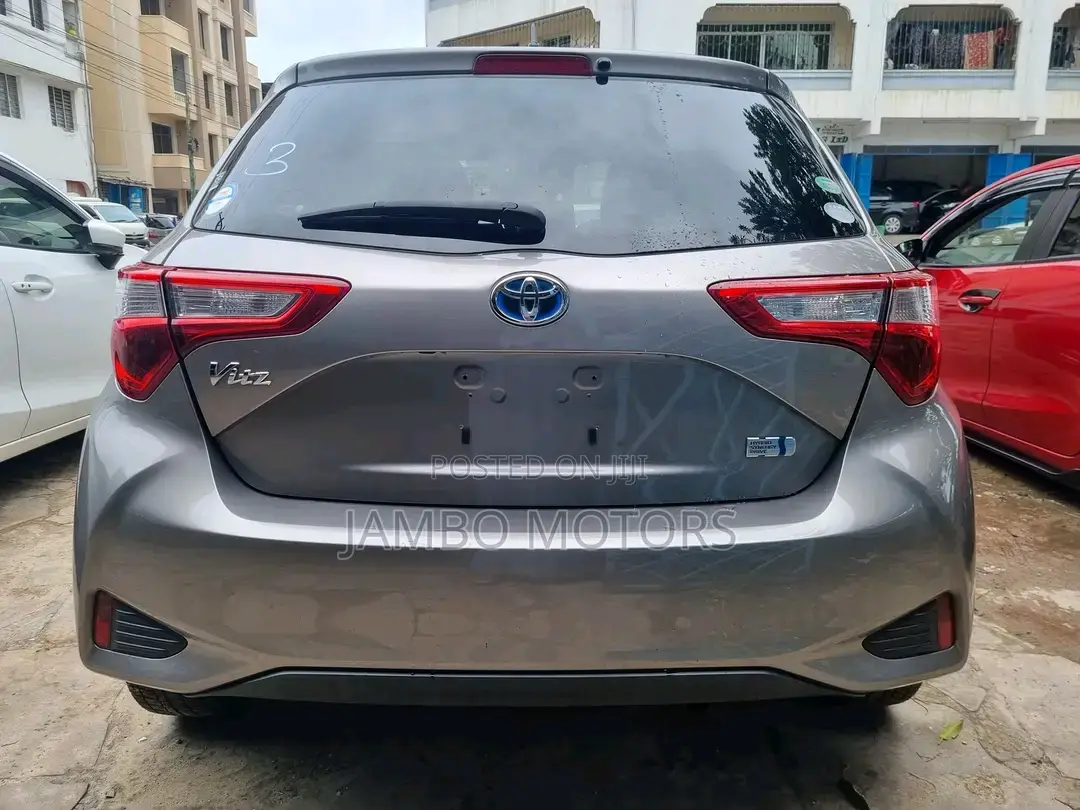 Toyota Vitz 1.5 FWD Hybrid 5dr 2017 Gold