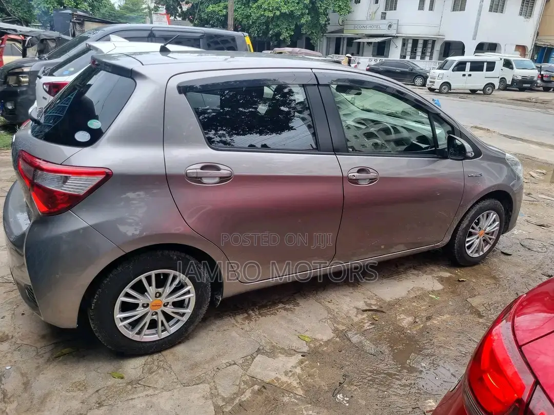 Toyota Vitz 1.5 FWD Hybrid 5dr 2017 Gold