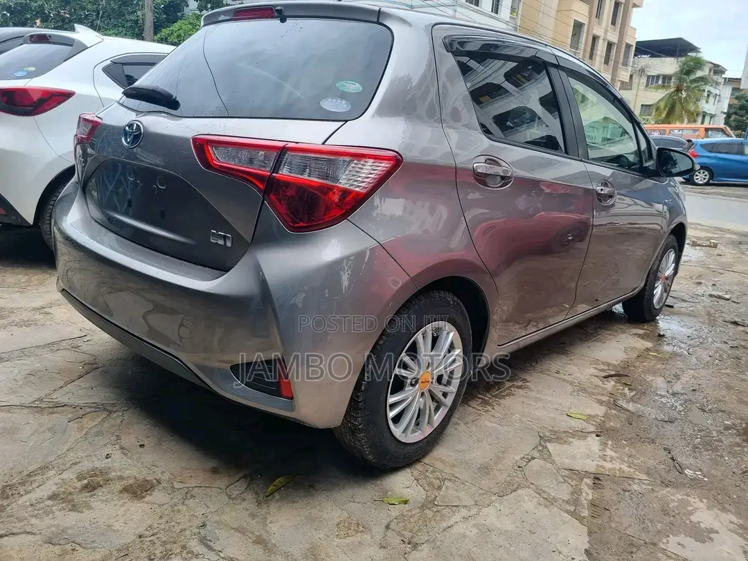 Toyota Vitz 1.5 FWD Hybrid 5dr 2017 Gold