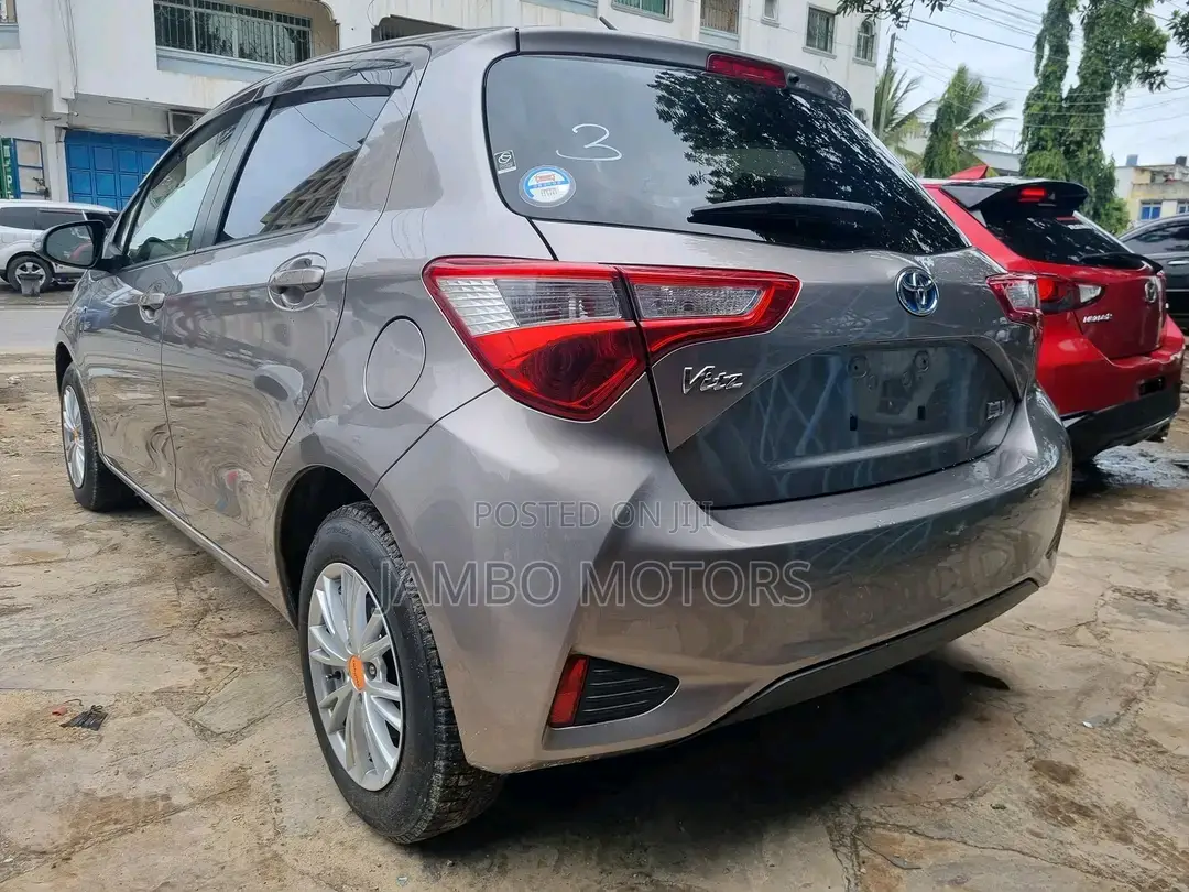 Toyota Vitz 1.5 FWD Hybrid 5dr 2017 Gold