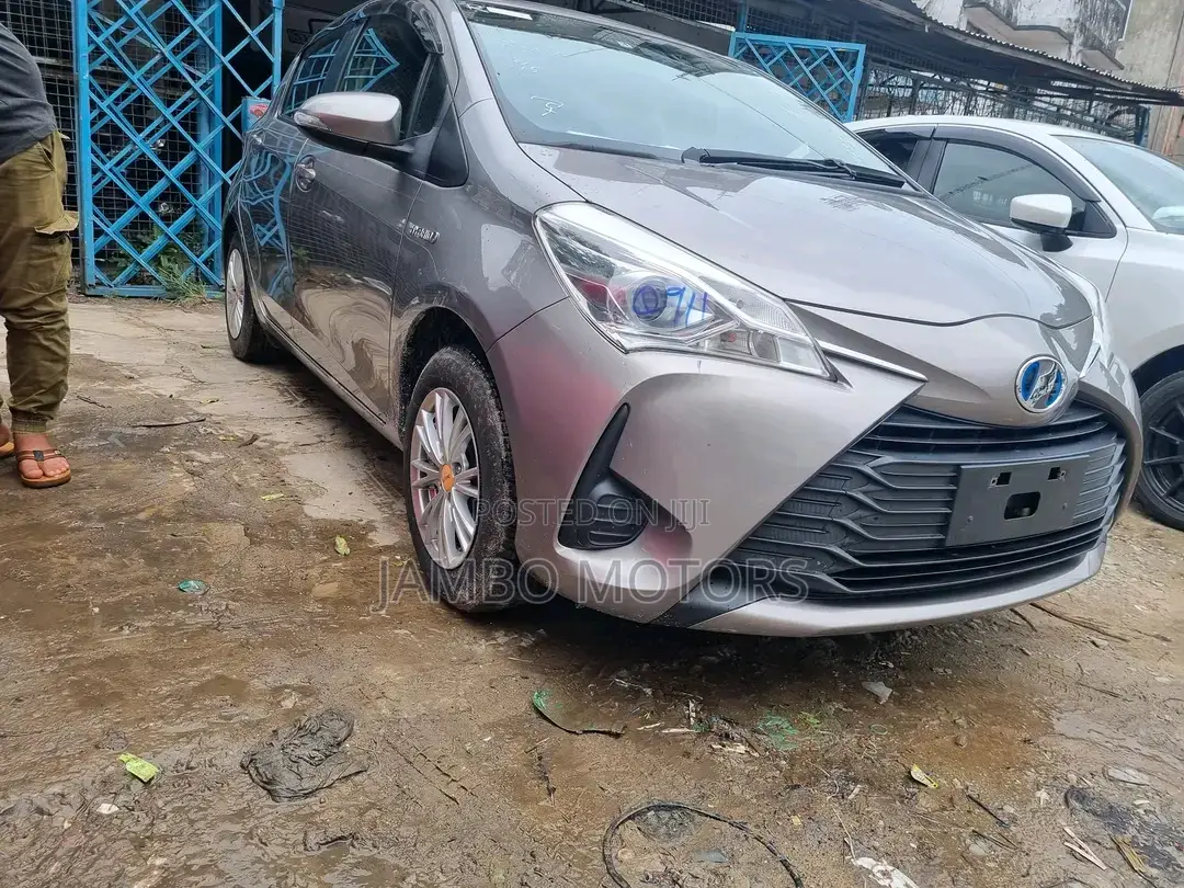 Toyota Vitz 1.5 FWD Hybrid 5dr 2017 Gold