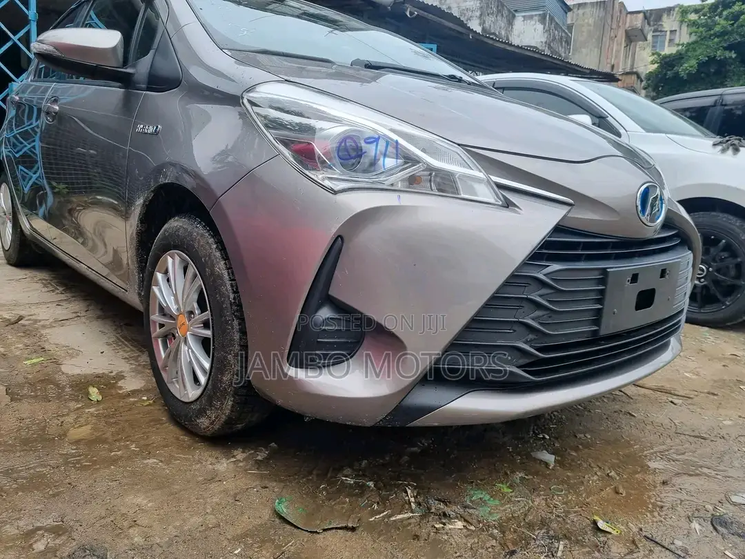 Toyota Vitz 1.5 FWD Hybrid 5dr 2017 Gold