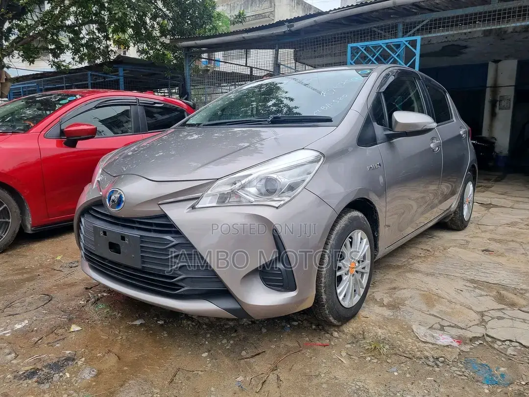 Toyota Vitz 1.5 FWD Hybrid 5dr 2017 Gold