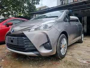 Toyota Vitz 1.5 FWD Hybrid 5dr 2017 Gold
