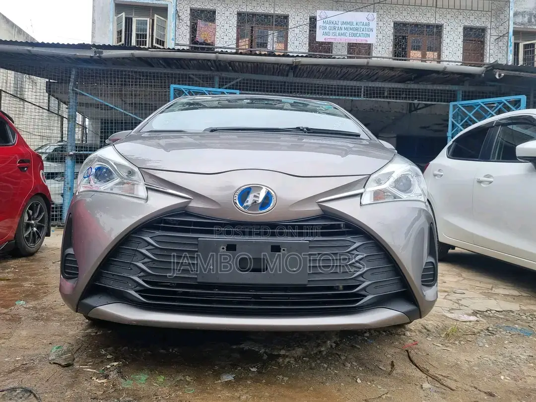 Toyota Vitz 1.5 FWD Hybrid 5dr 2017 Gold