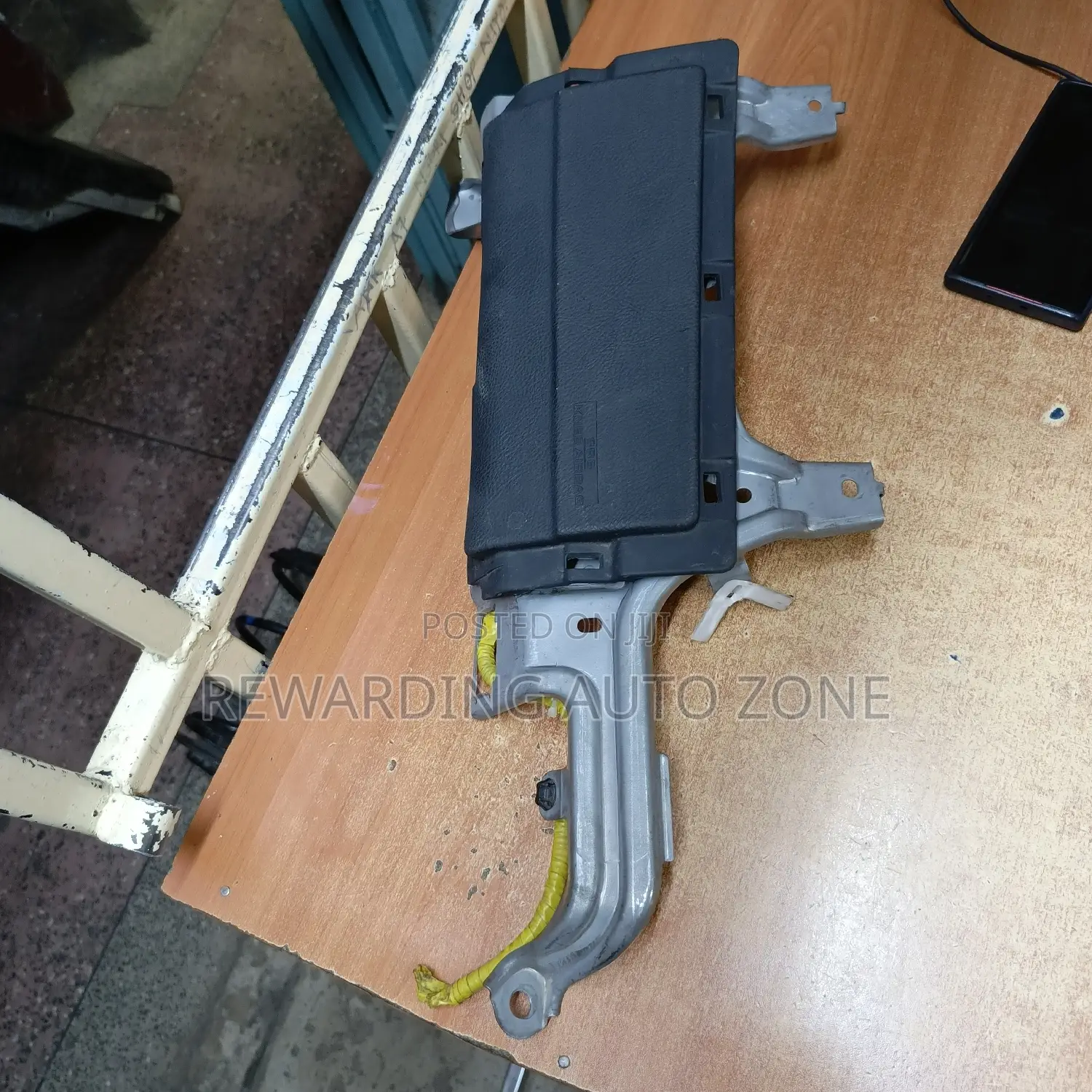 Harrier 240 Knee Airbag 2010.