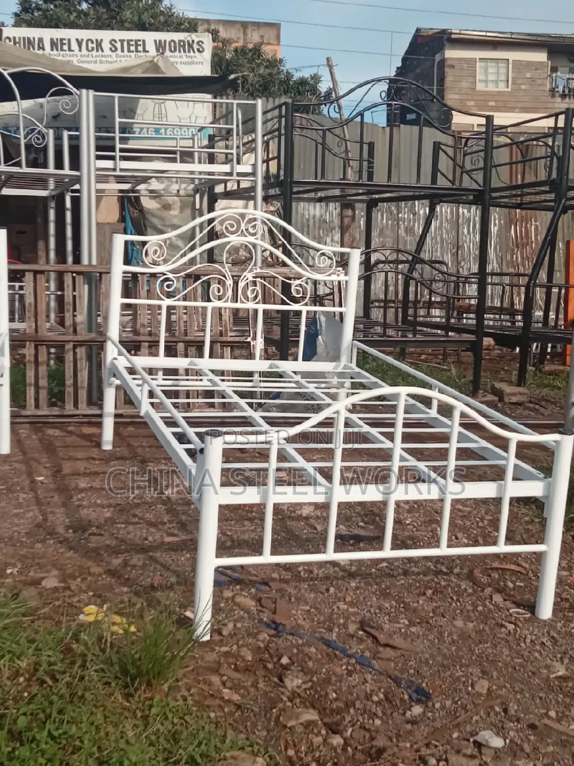 Metalic Bed 4 by 6