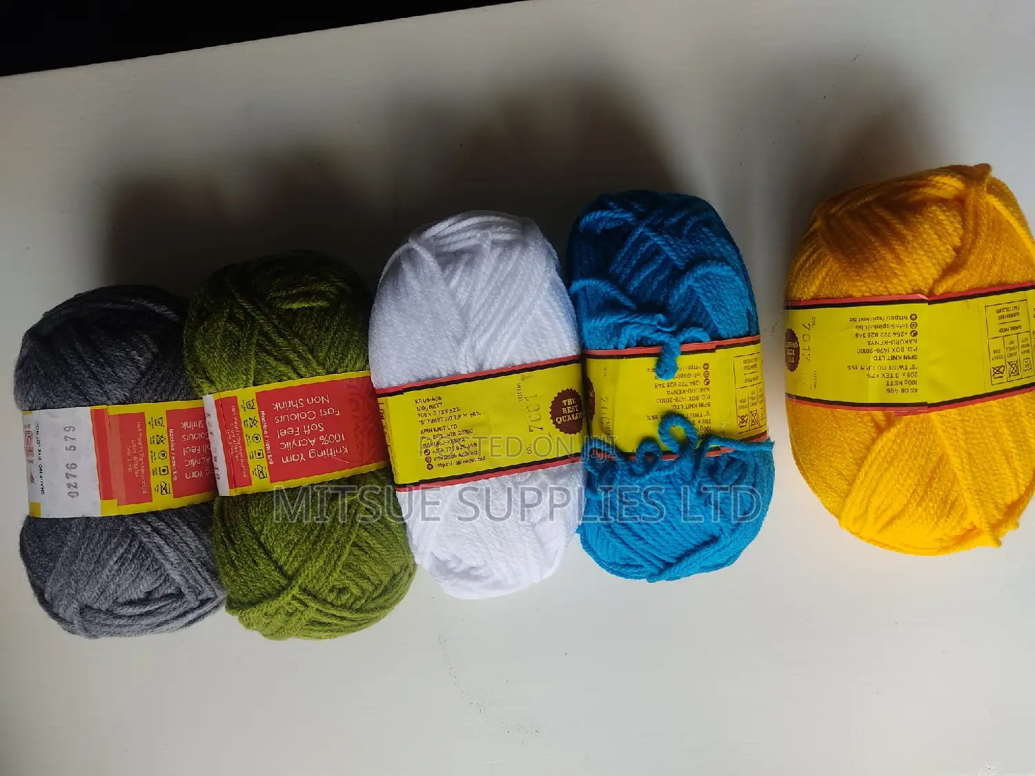A Packet of 5 Rolls Chunky Bright Colour Yarn With Crochet