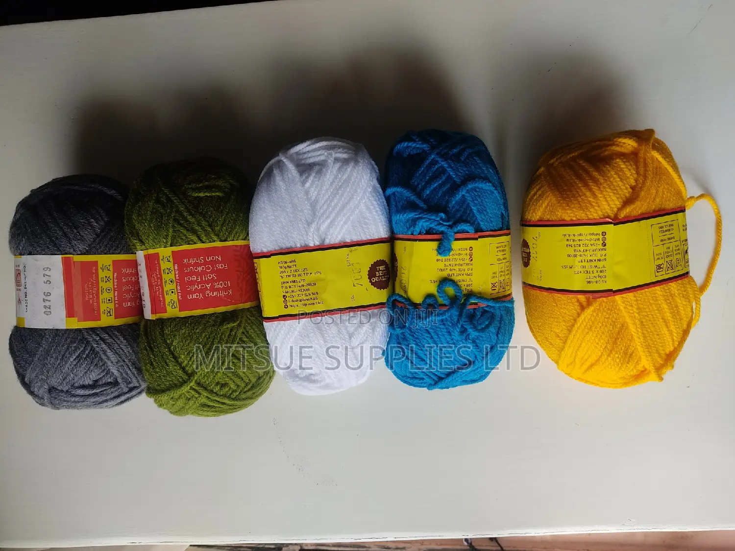 A Packet of 5 Rolls Chunky Bright Colour Yarn With Crochet