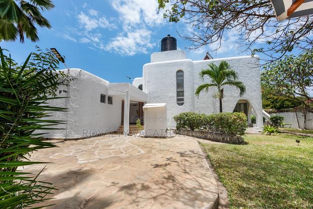 5 Bedroom Beachfront Villa in Diani - thumbnail 3