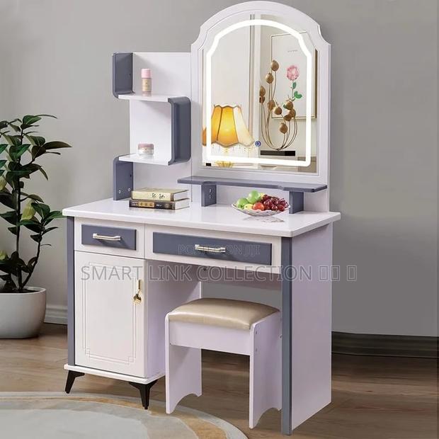 *Dressing Mirror Station With LED Mirror for Lighting - main view