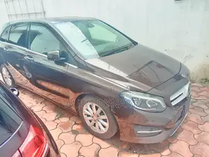 Mercedes-Benz C180 2017 Brown
