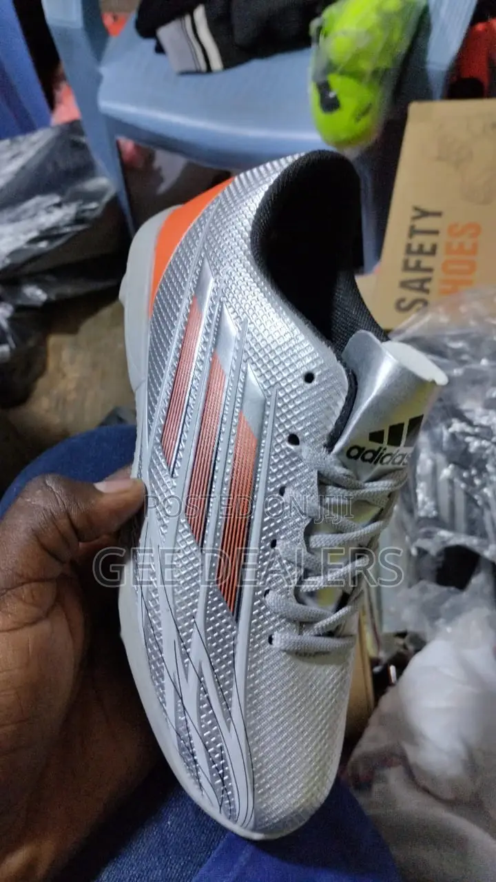 Kids Soccer/Football Trainer Shoes/Cleats Size 36/38
