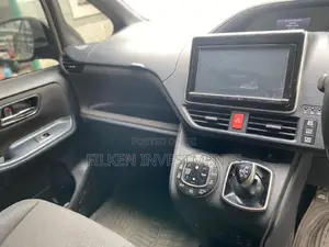 Toyota Voxy 2015 Silver
