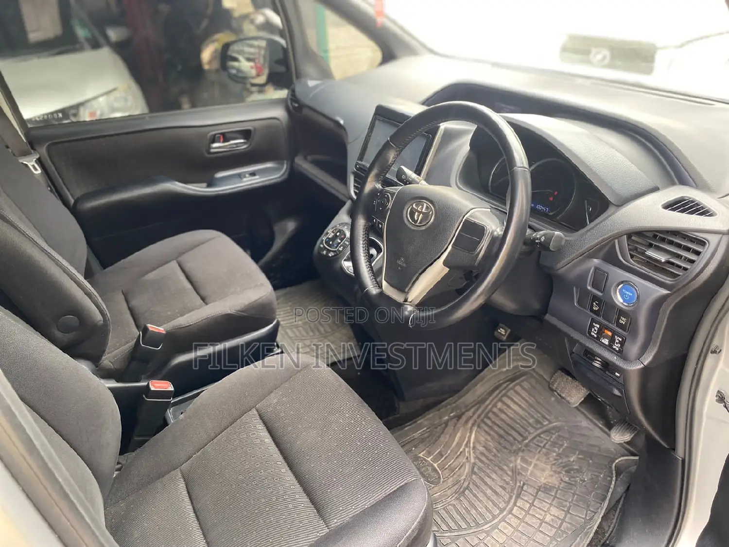 Toyota Voxy 2015 Silver