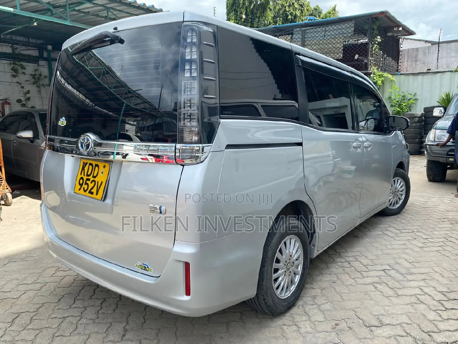 Toyota Voxy 2015 Silver