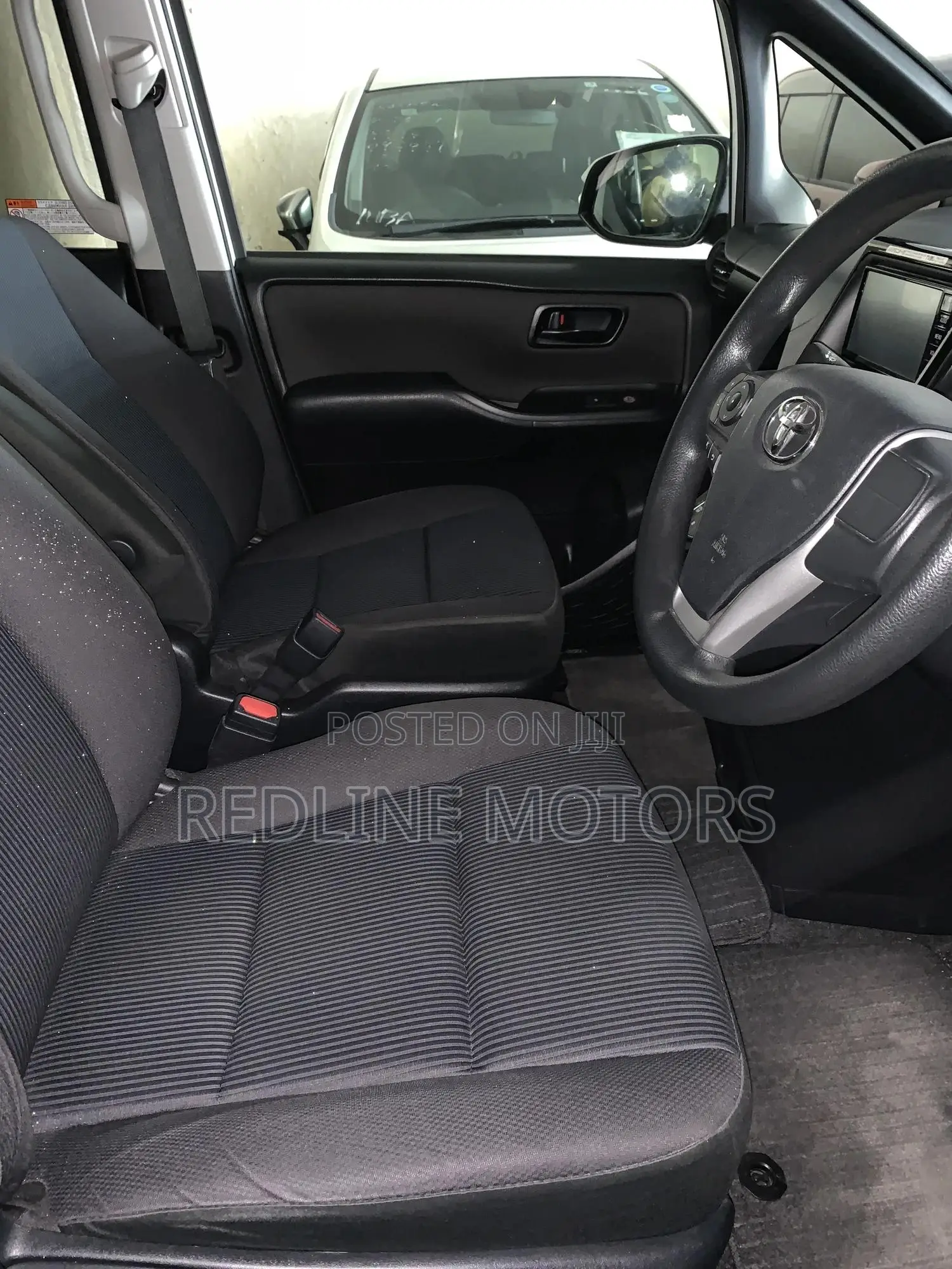 Toyota Noah 2.0 AWD (7 Seater) 2017 White