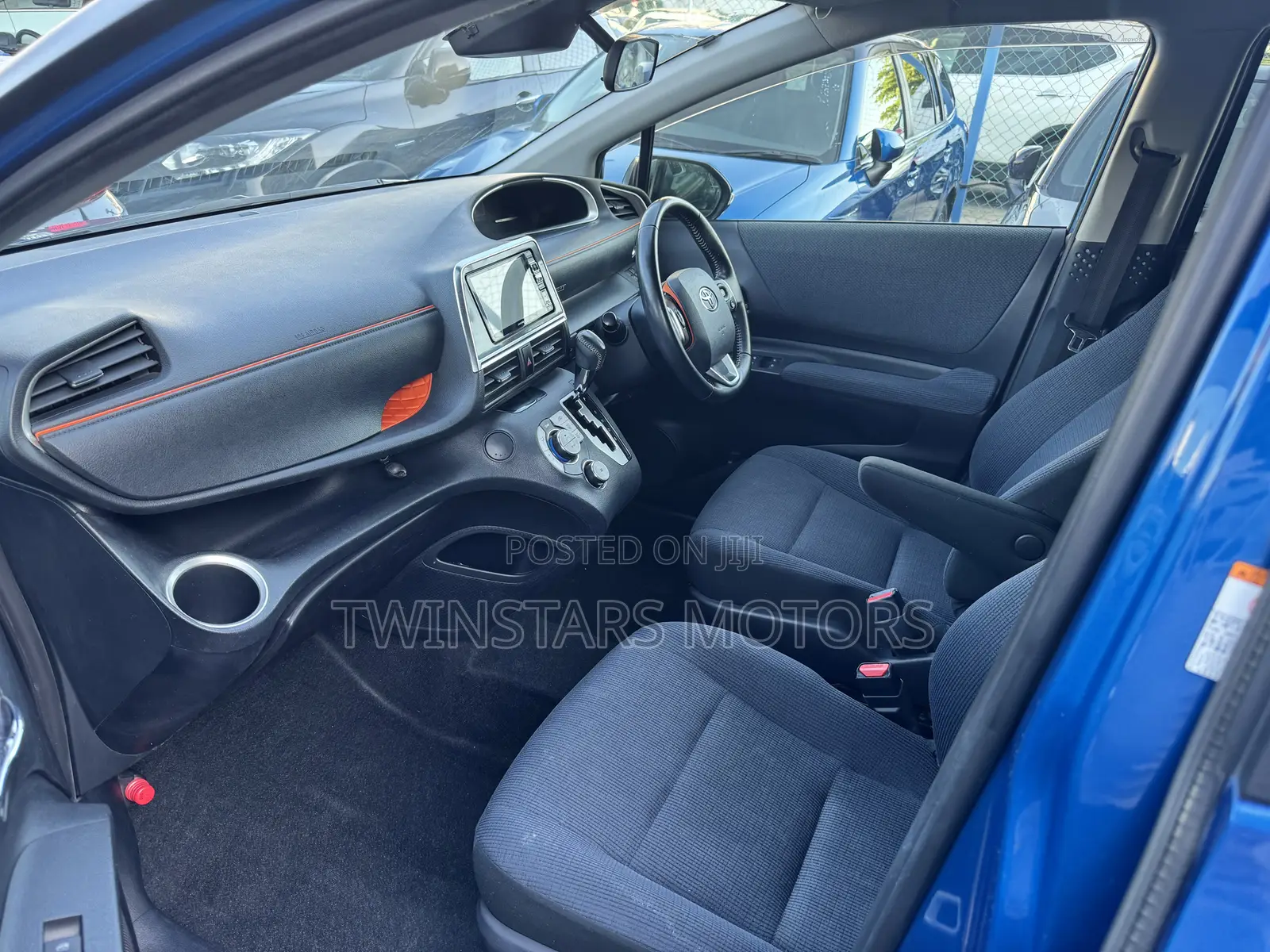 Toyota Sienta 1.5 Hybrid FWD 2018 Blue