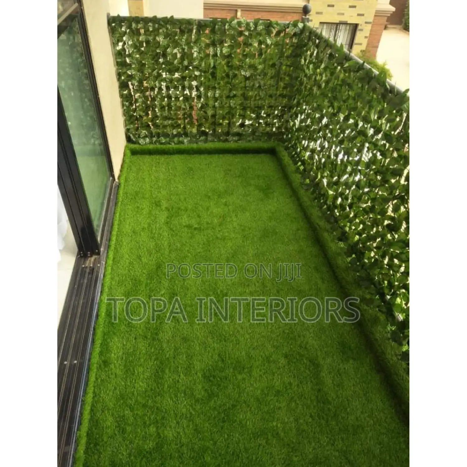 Artificial Outdoor Green Grass Carpets and Privacy Fence