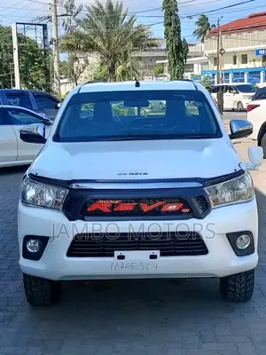 Toyota Hilux 2017 - White - Invincible 4x4