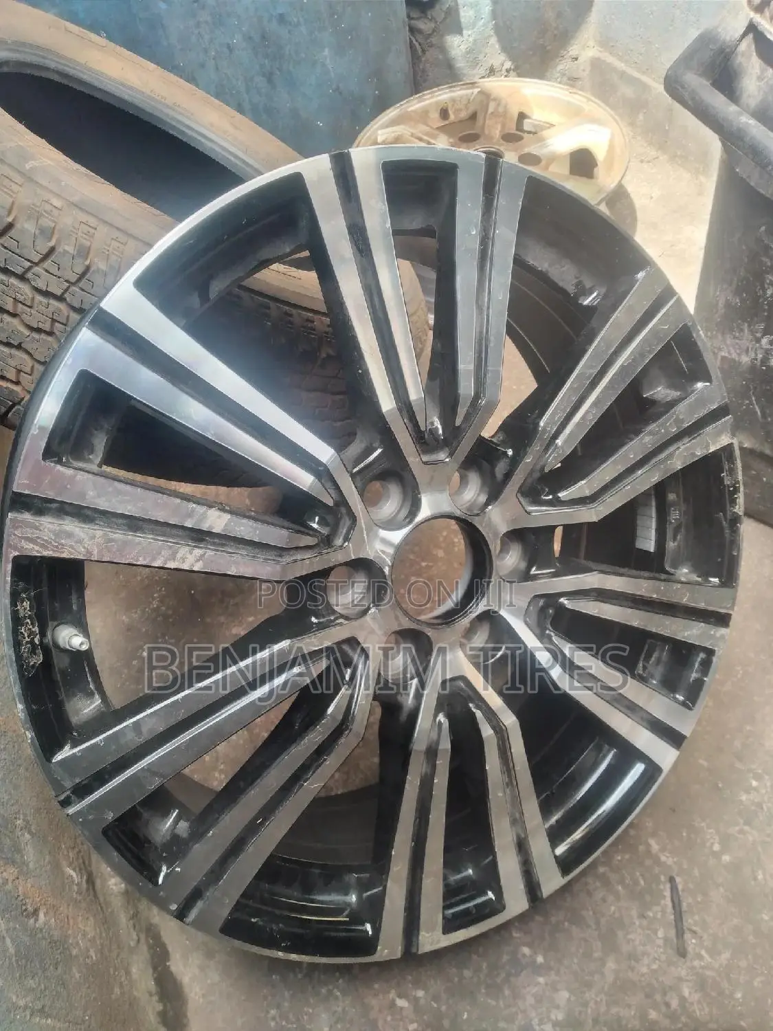 Original Rim Size 22 Inch for the New Landcruiser V8.