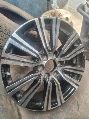 Original Rim Size 22 Inch for the New Landcruiser V8.