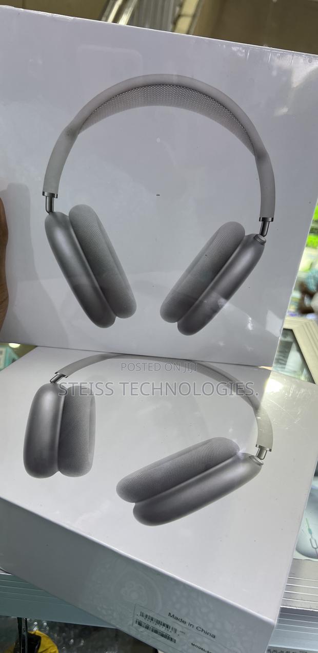 White/Silver Apple Airpods Max. - main view