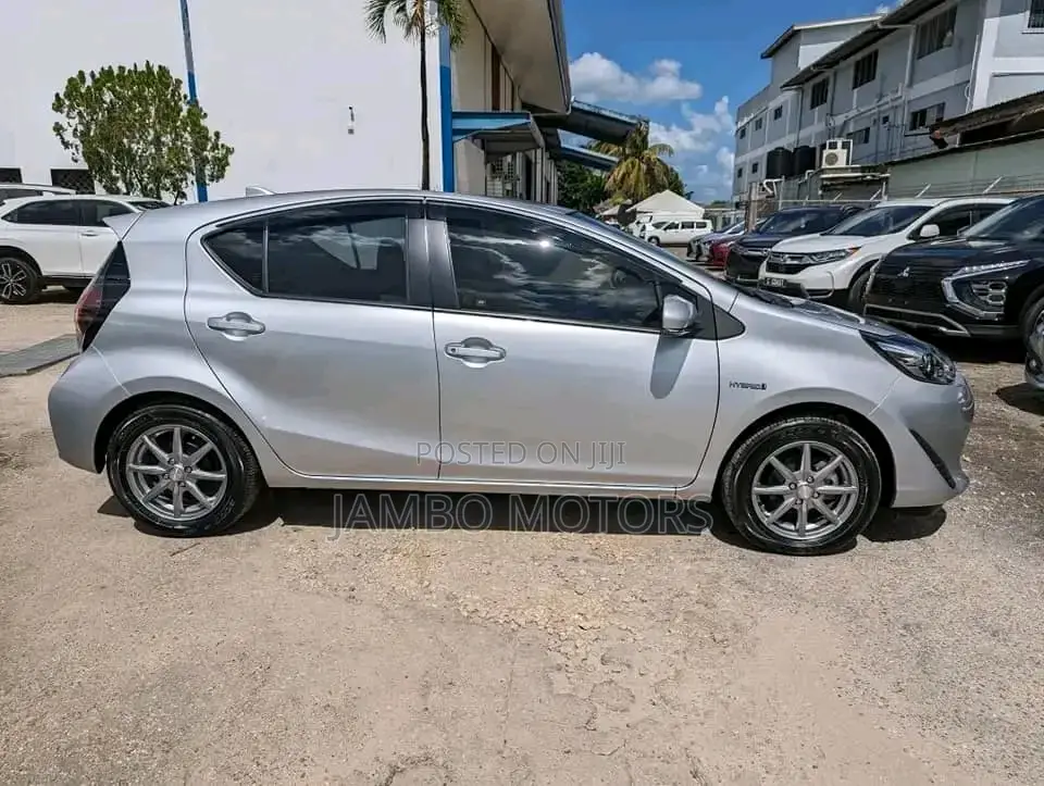 Toyota Aqua 2017 Silver