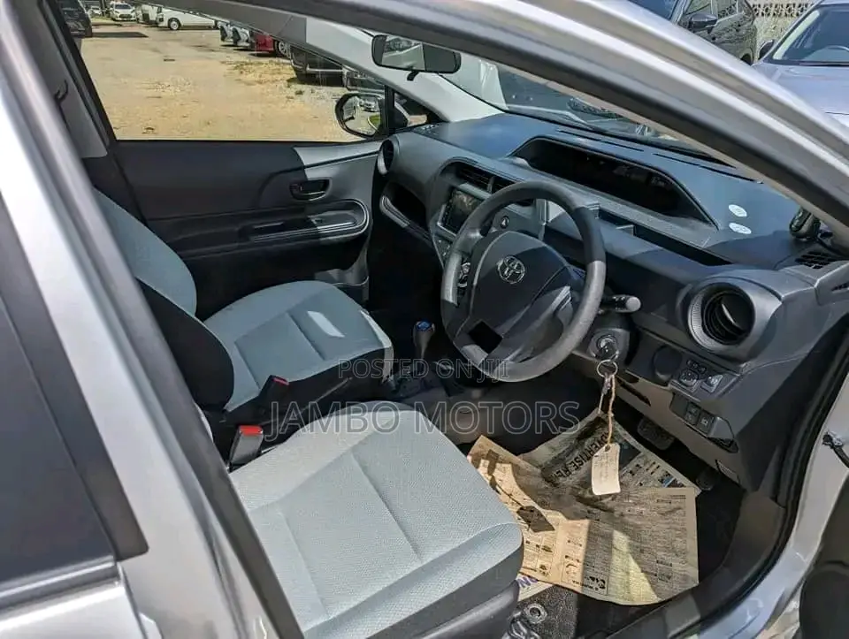 Toyota Aqua 2017 Silver