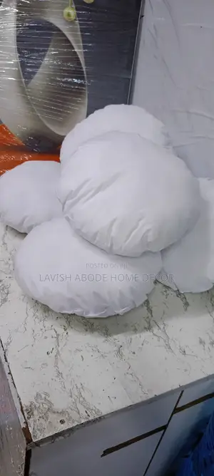 Round Fibre Throw Pillows