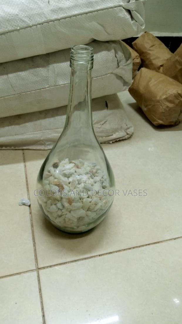 Round Glass Vase With Pebble Stones