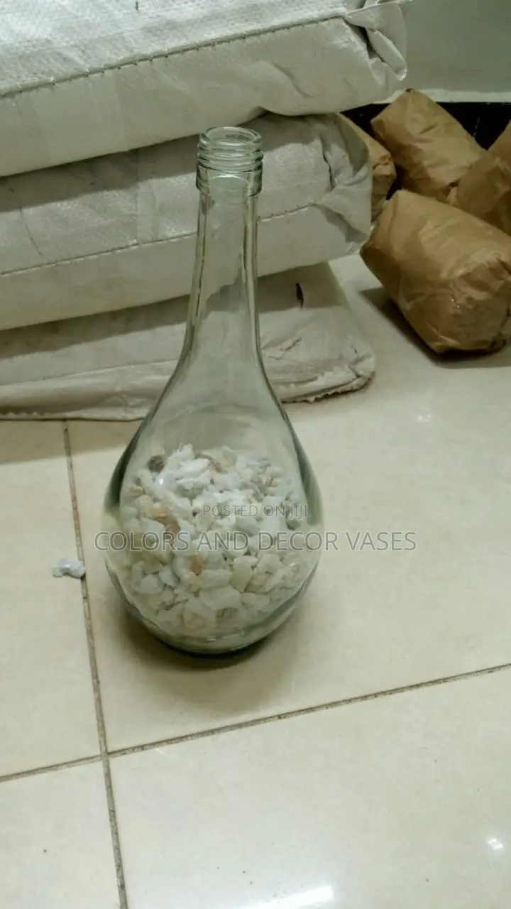 Round Glass Vase With Pebble Stones