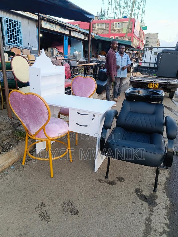 Manicure Set and a Sink - main view