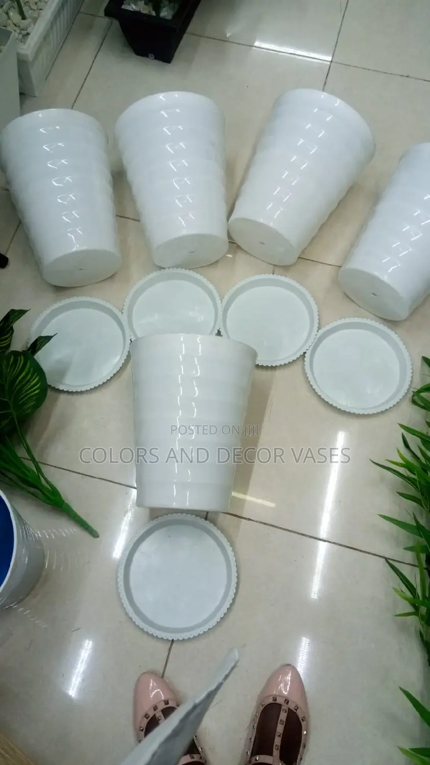 Plastic Vases With Underliner